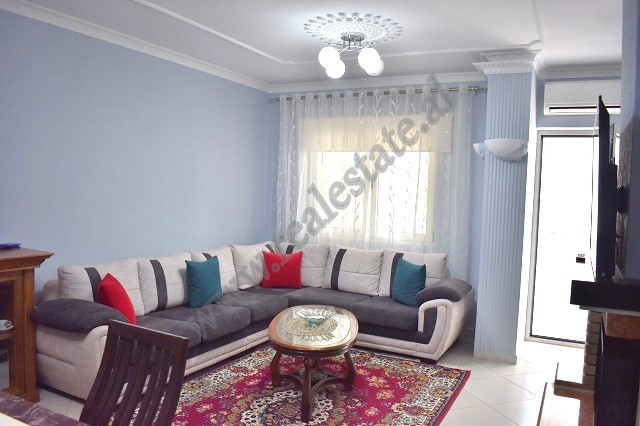 Apartament 2+1 me qira ne rrugen Margarita Tutulani prane shkolles Petro Nini Luarasi ne Tirane.
Ba